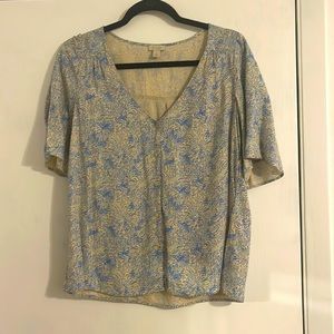 Hinge Button down blue/ cream printed blouse